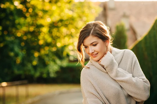 Sıcak Rahat Örme Pullover Giyen Güzel Genç Kadının Altın Saat — Stok fotoğraf