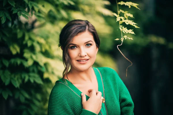 Відкритому Повітрі Портрет Красивої Молодої Жінки Теплий Зелений Язаний Пуловер — стокове фото