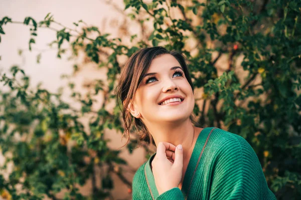 Sıcak Yeşil Örme Pullover Giyen Güzel Genç Kadının Açık Hava — Stok fotoğraf