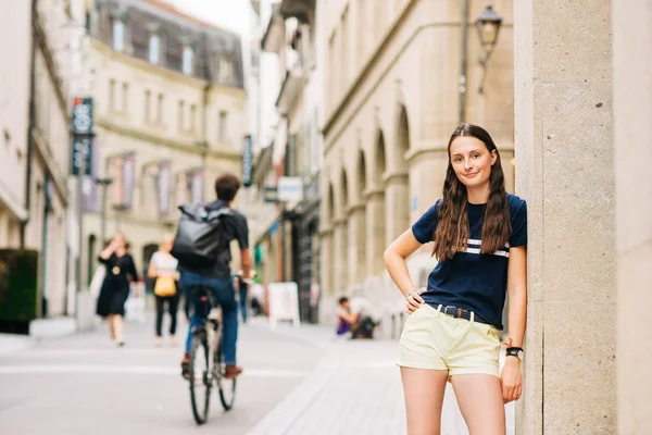 Outdoor Portret Van Mooie Tiener Meisje Stad Straat — Stockfoto