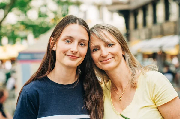 Retrato Aire Libre Joven Adolescente Con Mamá —  Fotos de Stock