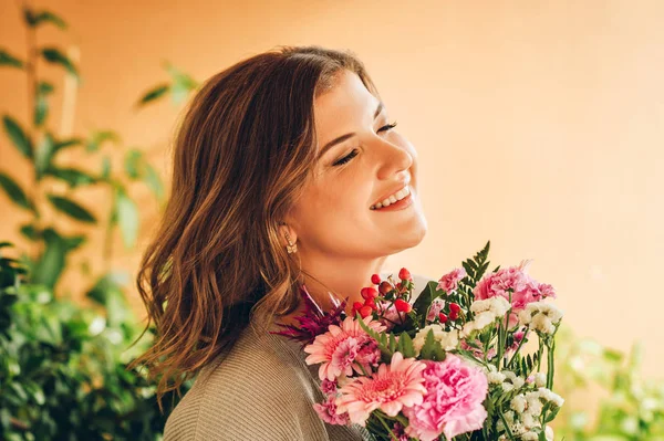 Romantiskt Porträtt Vacker Ung Kvinna Med Liten Bukett Rosa Blommor — Stockfoto