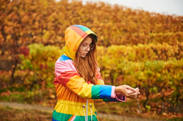 Портрет Красивой Девушки Разноцветном Дождевом Пальто — стоковое фото