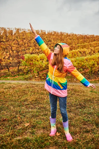 Ritratto All Aperto Bella Ragazza Che Indossa Cappotto Pioggia Colorato — Foto Stock