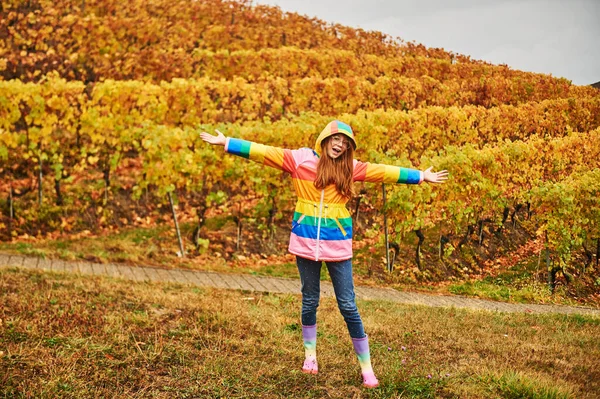 Ritratto All Aperto Bella Ragazza Che Indossa Cappotto Pioggia Colorato — Foto Stock