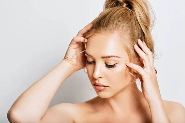 Close Portrait Beautiful Young Woman White Background Holding Head Eyes — Stock Photo, Image