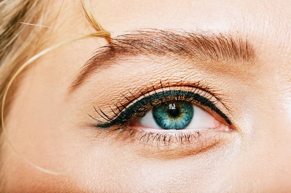 Close Olho Mulher Bonita Com Maquiagem Sombra Dourada Macia Eyelinear — Fotografia de Stock
