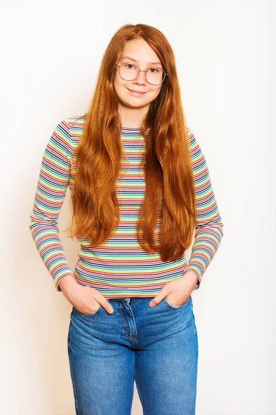 Retrato Estudio Una Adolescente Bastante Joven Con Pelo Largo Rojo —  Fotos de Stock