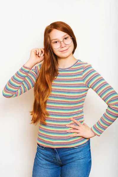 Studioporträt Eines Hübschen Jungen Mädchens Mit Langen Roten Haaren Das — Stockfoto
