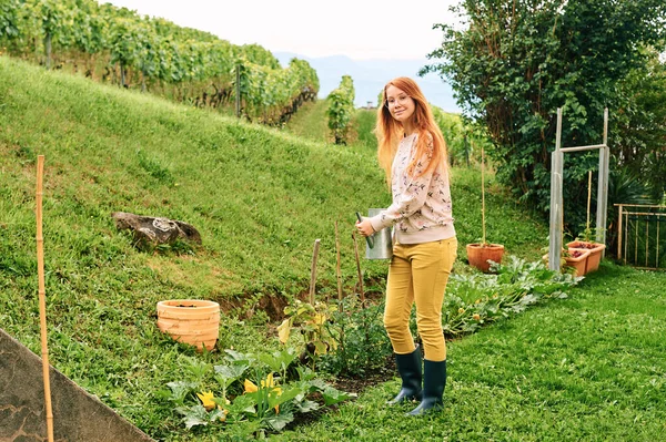 Jeune Adolescente Arrosant Des Légumes Éduquer Les Enfants Prendre Soin — Photo