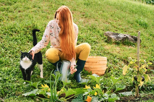Młoda Nastolatka Pracuje Ogrodzie Bawi Się Kotem — Zdjęcie stockowe