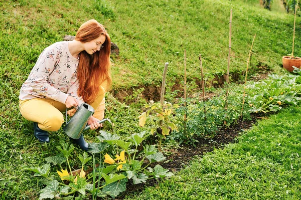 Jeune Adolescente Arrosant Des Légumes Éduquer Les Enfants Prendre Soin — Photo