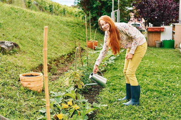Mladé Dospívající Dívka Zalévání Zeleniny Vzdělávat Děti Aby Postaraly Zahradu — Stock fotografie