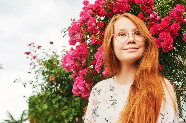 Utomhus Närbild Porträtt Glad Ung Flicka Bär Glasögon Poserar Blomma — Stockfoto