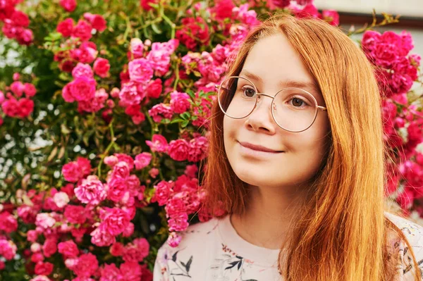 Utomhus Närbild Porträtt Glad Ung Flicka Bär Glasögon Poserar Blomma — Stockfoto