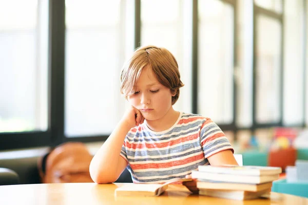 Mały Chłopiec Czytający Książkę Bibliotece Lub Klasie — Zdjęcie stockowe