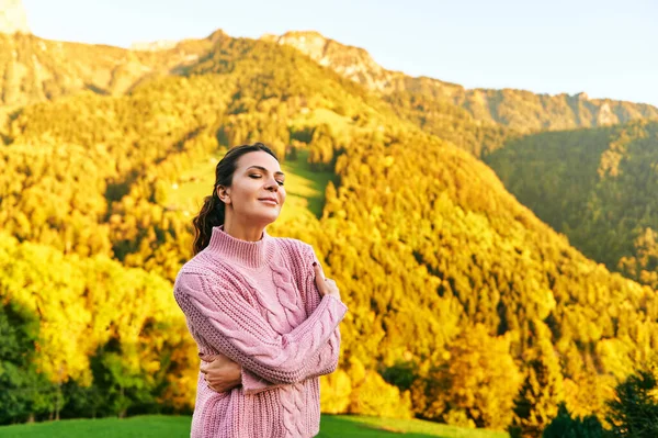 Jovem Mulher Bonita Desfrutando Agradável Dia Outono Nas Montanhas — Fotografia de Stock