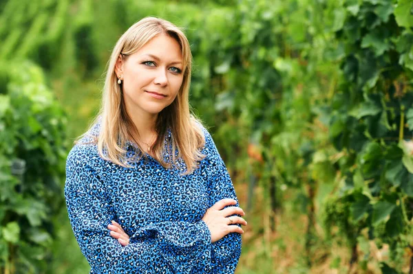 Portrait Extérieur Jolie Femme Aux Cheveux Blonds Vêtue Une Chemise — Photo