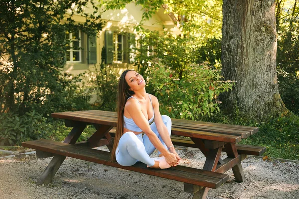 Bella Giovane Donna Attiva Che Riposa Sulla Panchina Nel Parco — Foto Stock