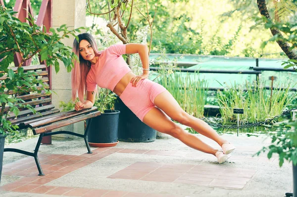 Mujer Moda Forma Joven Que Practica Pose Tablón Usando Banco —  Fotos de Stock