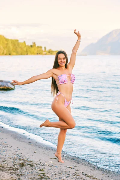 Szabadtéri Portré Gyönyörű Fiatal Szórakozás Mellett Visel Rózsaszín Bikini — Stock Fotó