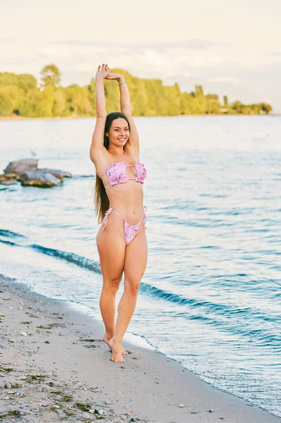 湖で楽しんでいる美しい若い女性の屋外の肖像画 ピンクビキニを着て — ストック写真