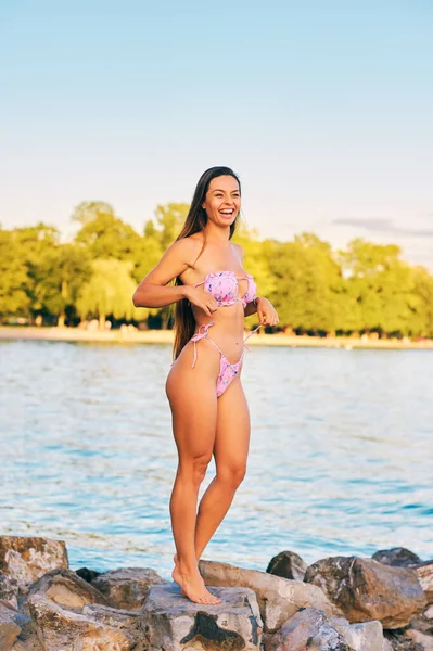 Retrato Livre Bela Jovem Mulher Divertindo Junto Lago Vestindo Biquíni — Fotografia de Stock