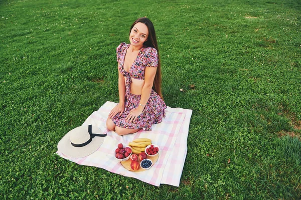 緑の公園で素敵な一日を楽しんで美しい若い女性の屋外の肖像画 健康的な栄養 フルーツスナック時間 — ストック写真