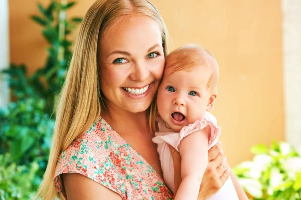 Jovem Mãe Feliz Brincando Com Bebê Adorável Menina Família Casa — Fotografia de Stock