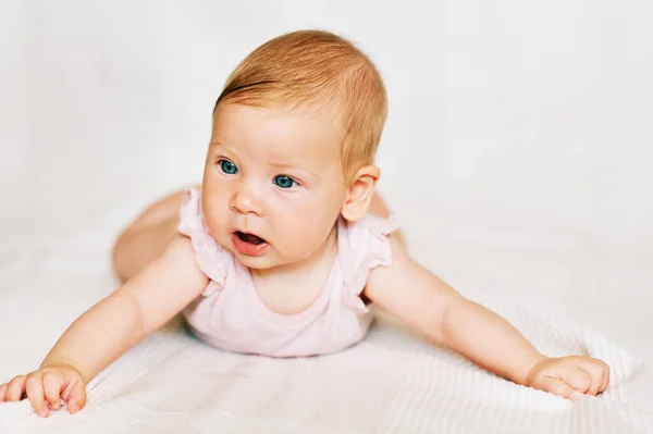 Portret Van Een Schattige Baby Liggend Buik Witte Achtergrond — Stockfoto