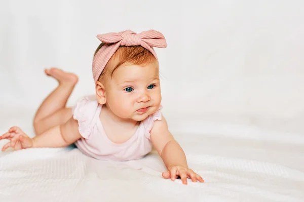 Retrato Adorável Bebê Ruivo Deitado Barriga Fundo Branco Vestindo Corpo — Fotografia de Stock
