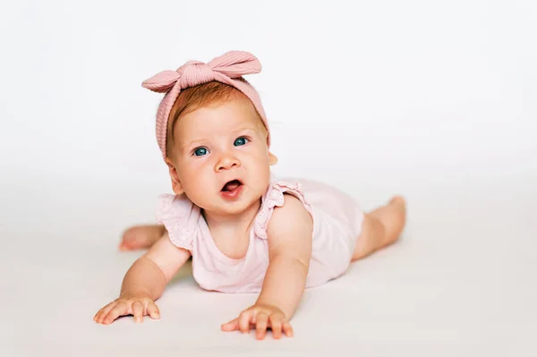Retrato Adorável Bebê Ruivo Deitado Barriga Fundo Branco Vestindo Corpo — Fotografia de Stock