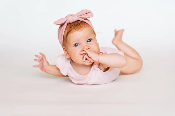 Retrato Adorável Bebê Ruivo Deitado Barriga Fundo Branco Vestindo Corpo — Fotografia de Stock