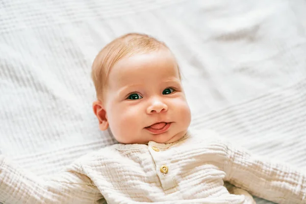 Close Retrato Bebê Adorável Com Expressão Facial Doce — Fotografia de Stock