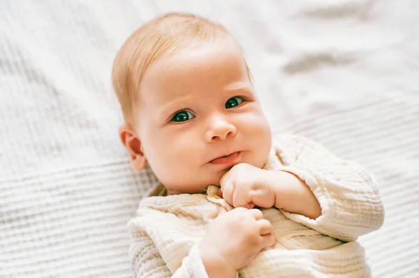 Close Retrato Bebê Adorável Com Expressão Facial Doce — Fotografia de Stock