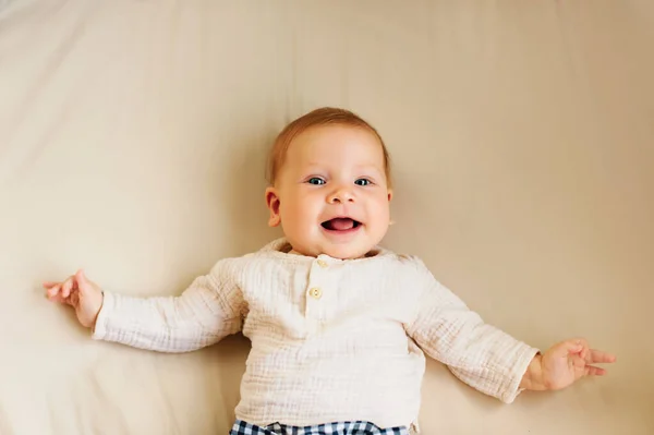 Portretul Unui Bebeluș Dulce Fericit Luni — Fotografie, imagine de stoc