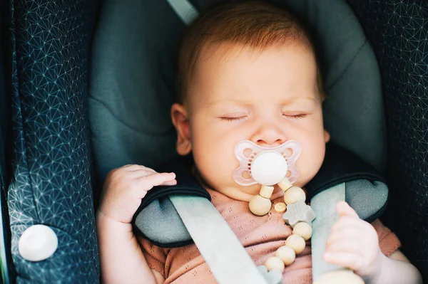 Κοντινό Πορτραίτο Του Γλυκού Μωρού Που Κοιμάται Καρότσι Πιπίλα — Φωτογραφία Αρχείου