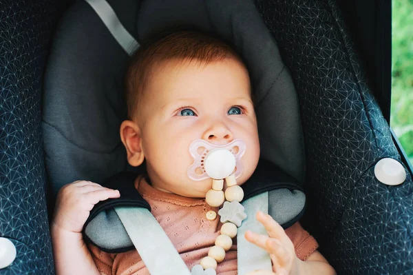 Lukk Opp Portrettet Den Søte Babyen Vognen Med Smokken – stockfoto