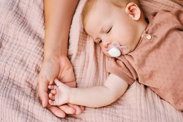 Mãe Bebê Relaxando Juntos Mãe Segurando Mão Bebê — Fotografia de Stock