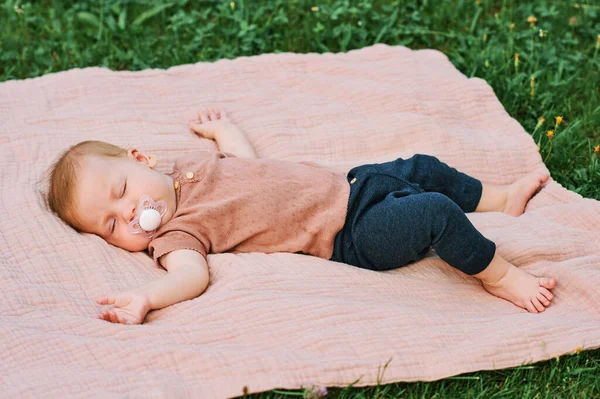 Portrait Bébé Doux Dormant Extérieur Sieste Enfant Sur Une Couverture — Photo