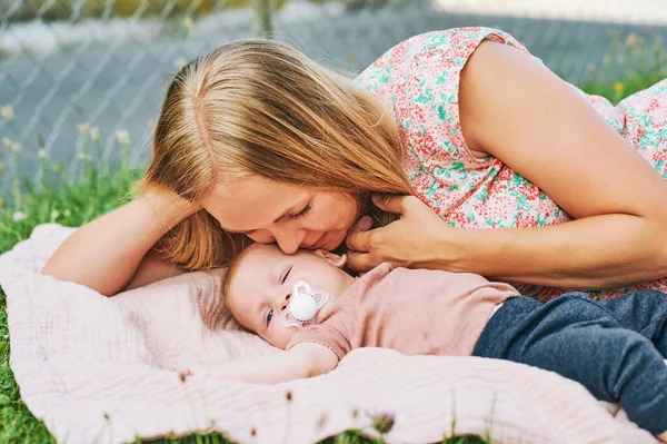 Jovem Mãe Feliz Relaxando Com Bebê Parque Jardim — Fotografia de Stock