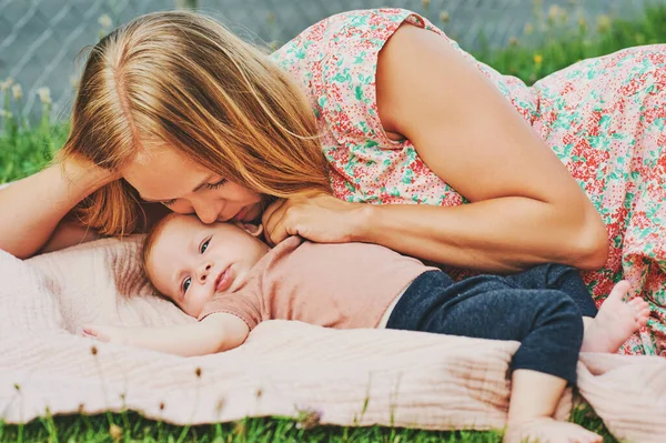 Jovem Mãe Feliz Relaxando Com Bebê Parque Jardim — Fotografia de Stock