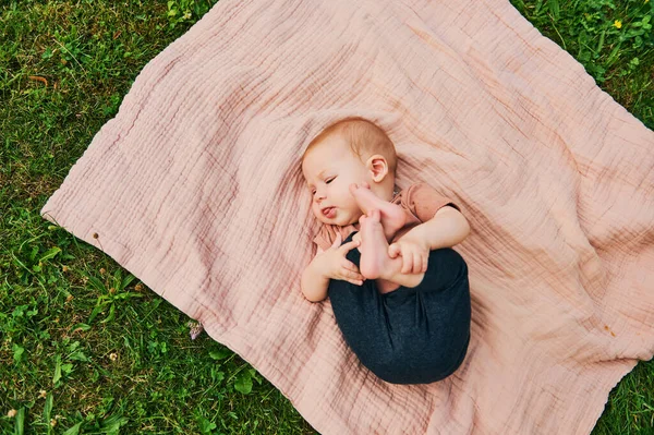 Retrato Bebê Doce Brincando Fora Criança Desfrutando Fresco Cobertor Jardim — Fotografia de Stock