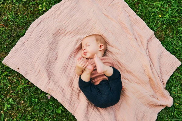 Retrato Bebê Doce Brincando Fora Criança Desfrutando Fresco Cobertor Jardim — Fotografia de Stock