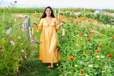 Ruhani kadın koshi çanları kullanarak müzik yoluyla meditasyon yapıyor.