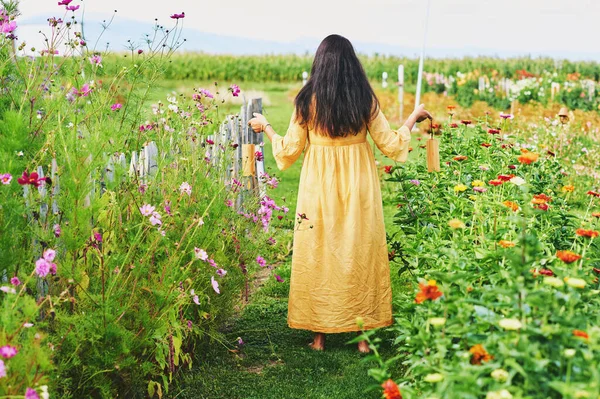 Andlig Kvinna Utför Guidad Meditation Genom Musik Med Hjälp Koshi — Stockfoto