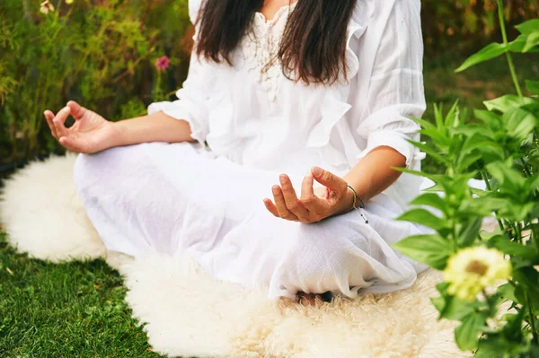 Mujer Mediana Edad Meditando Jardín Verde Sentada Sobre Piel Oveja — Foto de Stock