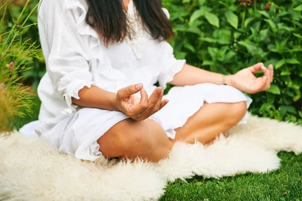 Mujer Mediana Edad Meditando Jardín Verde Sentada Sobre Piel Oveja — Foto de Stock