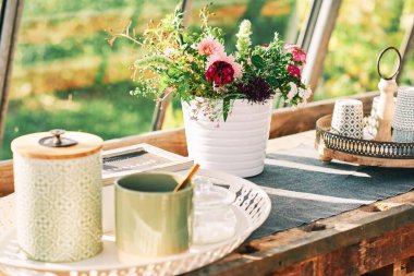 Güneşli kırsal mutfakta güzel bir buket çiçek.