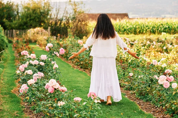 Donna Che Gode Una Bella Giornata Nel Bellissimo Giardino Rose — Foto Stock